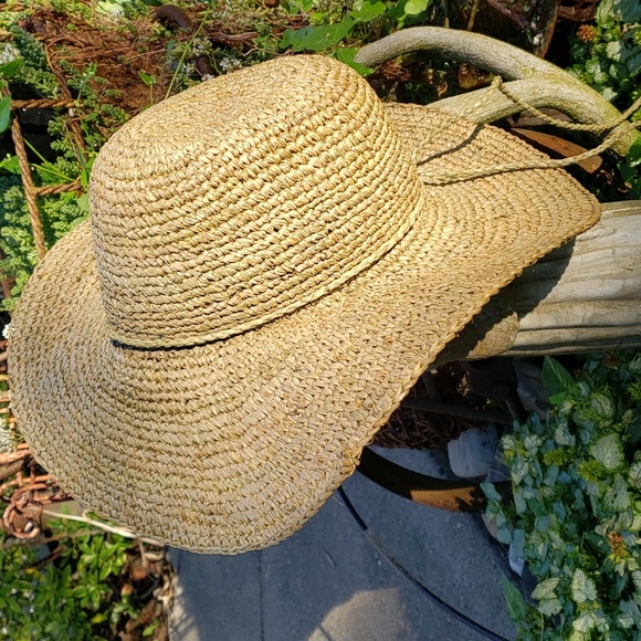 PETER GRIMM wide brim straw bucket Brimmed HAT with tassels. - Picture 2 of 12
